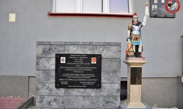 Tablica pamiątkowa jubileuszowa 100-lecie Ochotniczej Straży Pożarnej w Pionkach