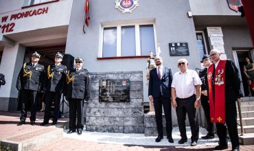 Zdjęcie przy tablicy pamiątkowej Właściel firmy TK BATO, Teodor Królikowski wraz z Burmistrzem miasta Pionki